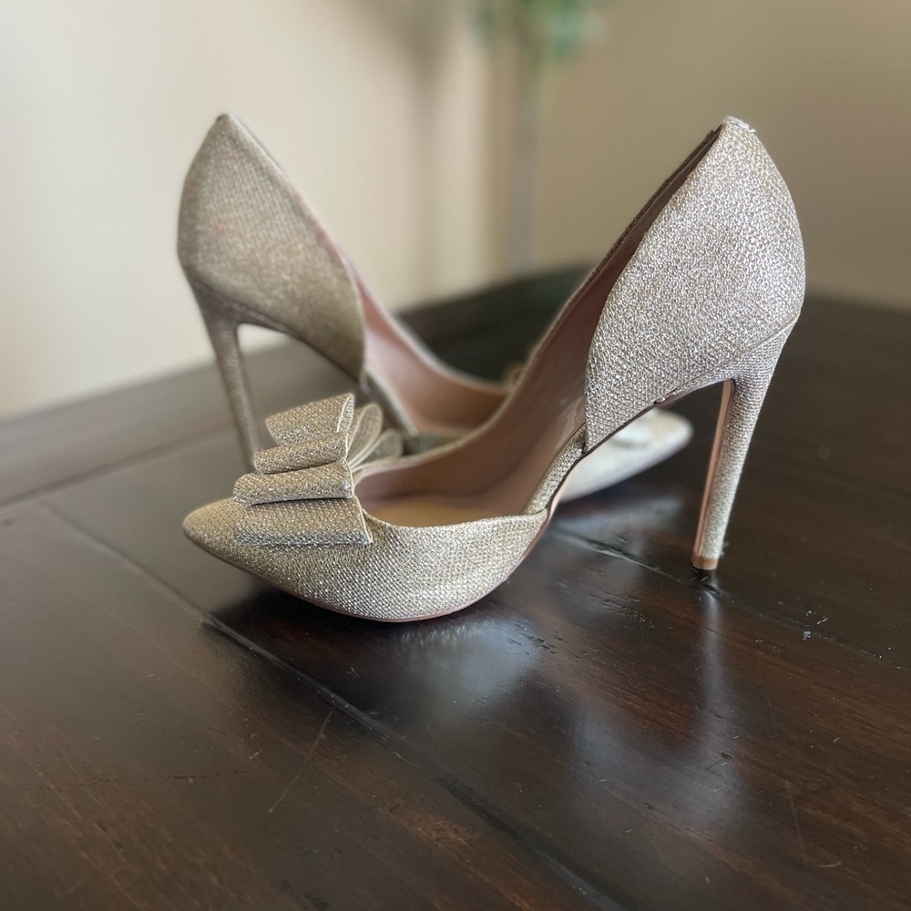 Betsey Johnson Glitter Bow Gold Heels - Picture 4 of 9